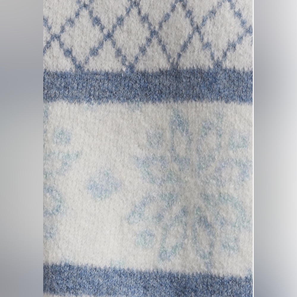 New! Pacsun Women's White and Blue Patterned Winter Sweater Cropped Medium - Picture 3 of 15